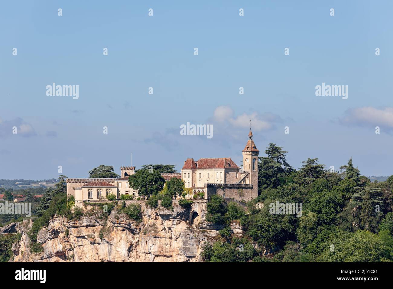 Palais de l'évêque ou château de Rocamadour situé au sommet d'une falaise et offrant des vues étonnantes sur les paysages. Lot, Occitania, Sud-Ouest de la France Banque D'Images