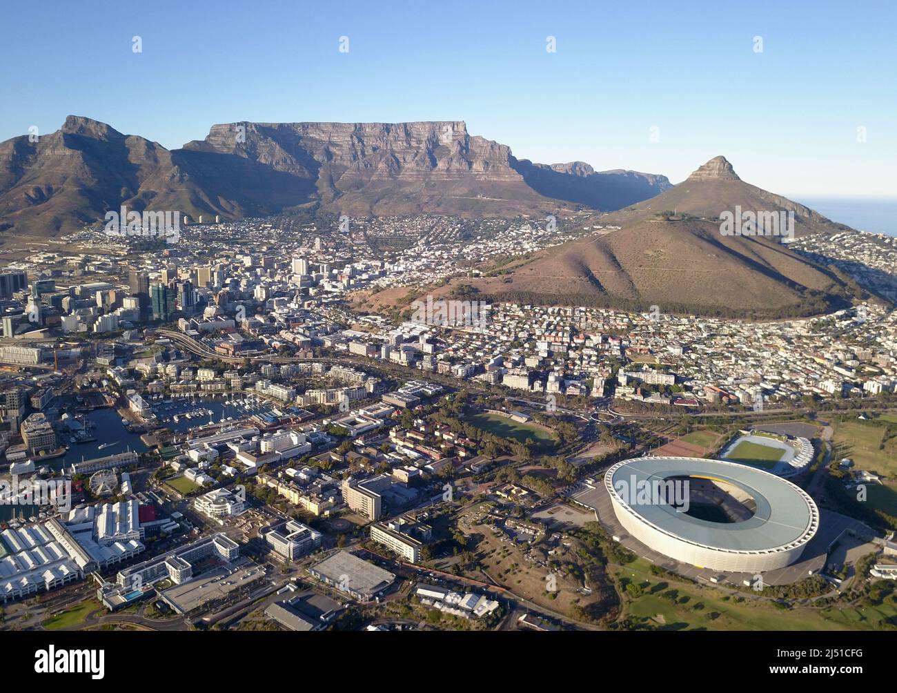 Le Cap, Afrique du Sud - 19 avril 2022 : vue aérienne sur le Cap, avec le stade du Cap et la montagne de la Table . Banque D'Images