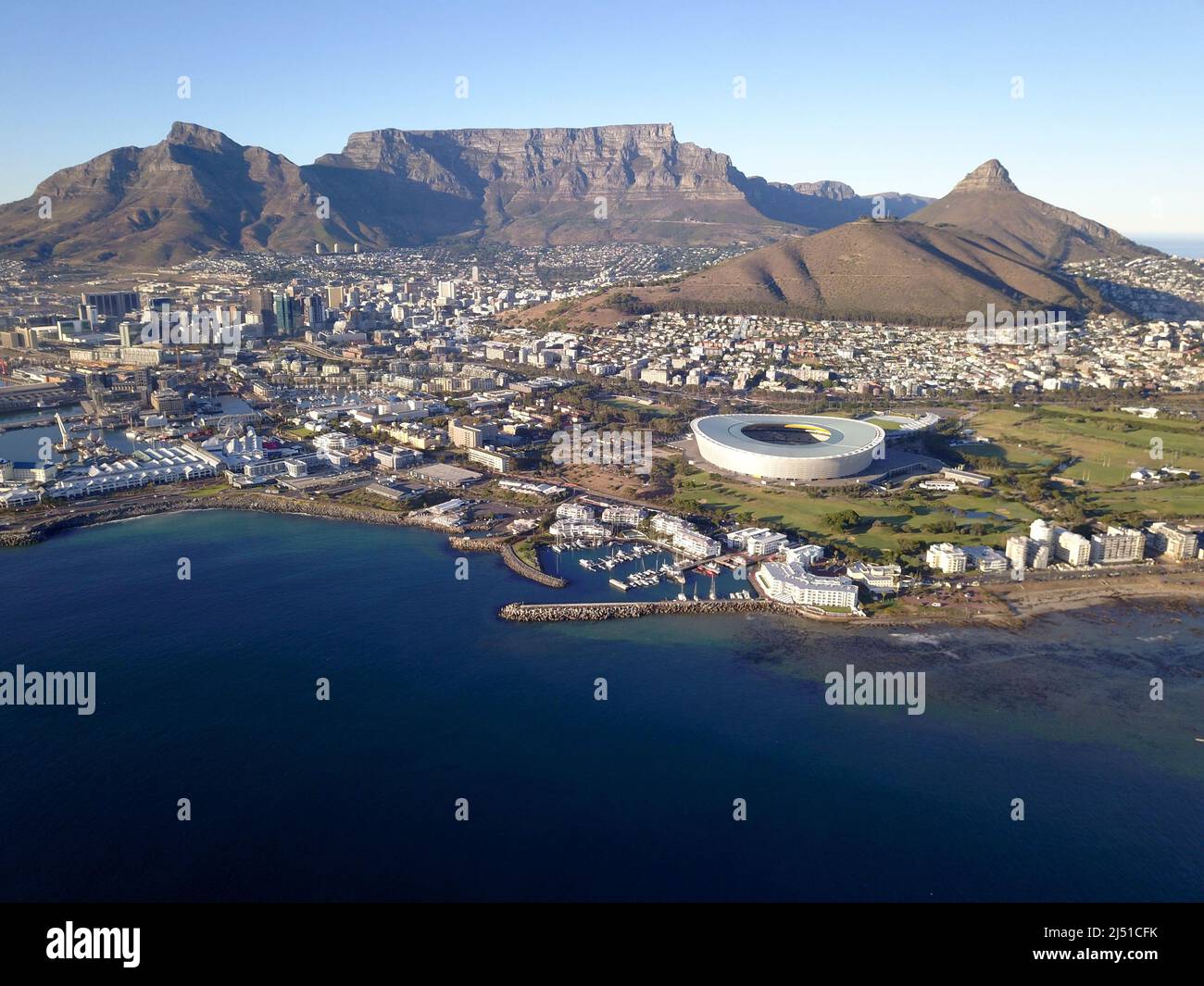 Le Cap, Afrique du Sud - 19 avril 2022 : vue aérienne sur le Cap, avec le stade du Cap et la montagne de la Table . Banque D'Images