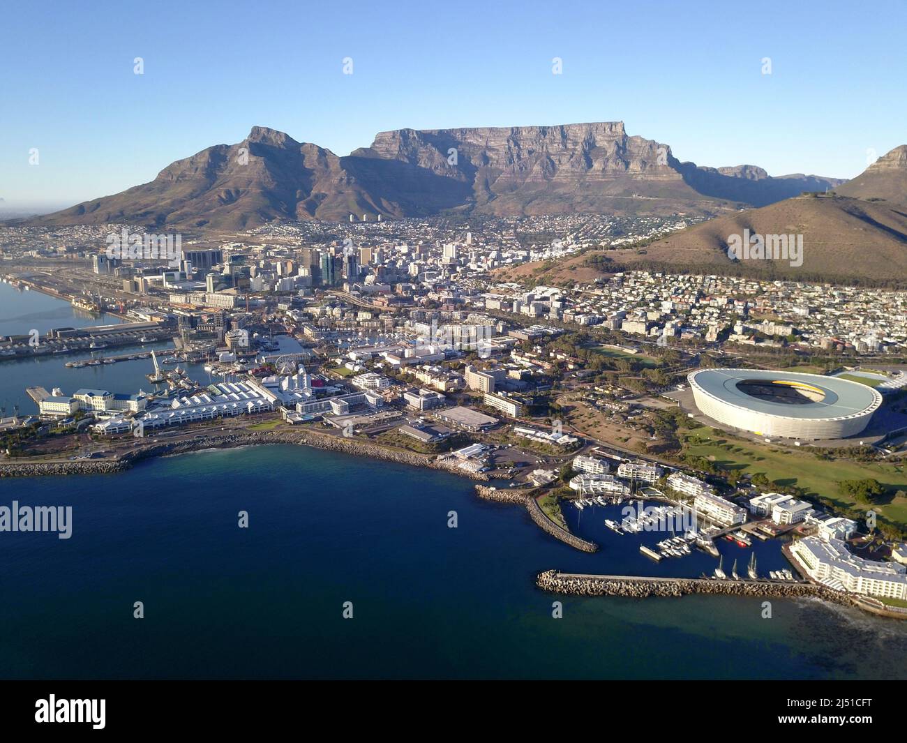 Le Cap, Afrique du Sud - 19 avril 2022 : vue aérienne sur le Cap, avec le stade du Cap et la montagne de la Table . Banque D'Images