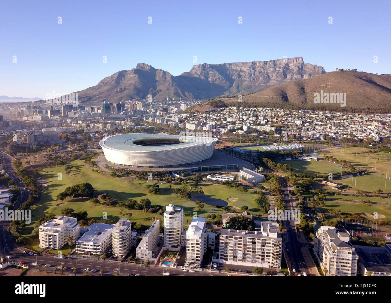 Le Cap, Afrique du Sud - 19 avril 2022 : vue aérienne sur le Cap, avec le stade du Cap et la montagne de la Table . Banque D'Images