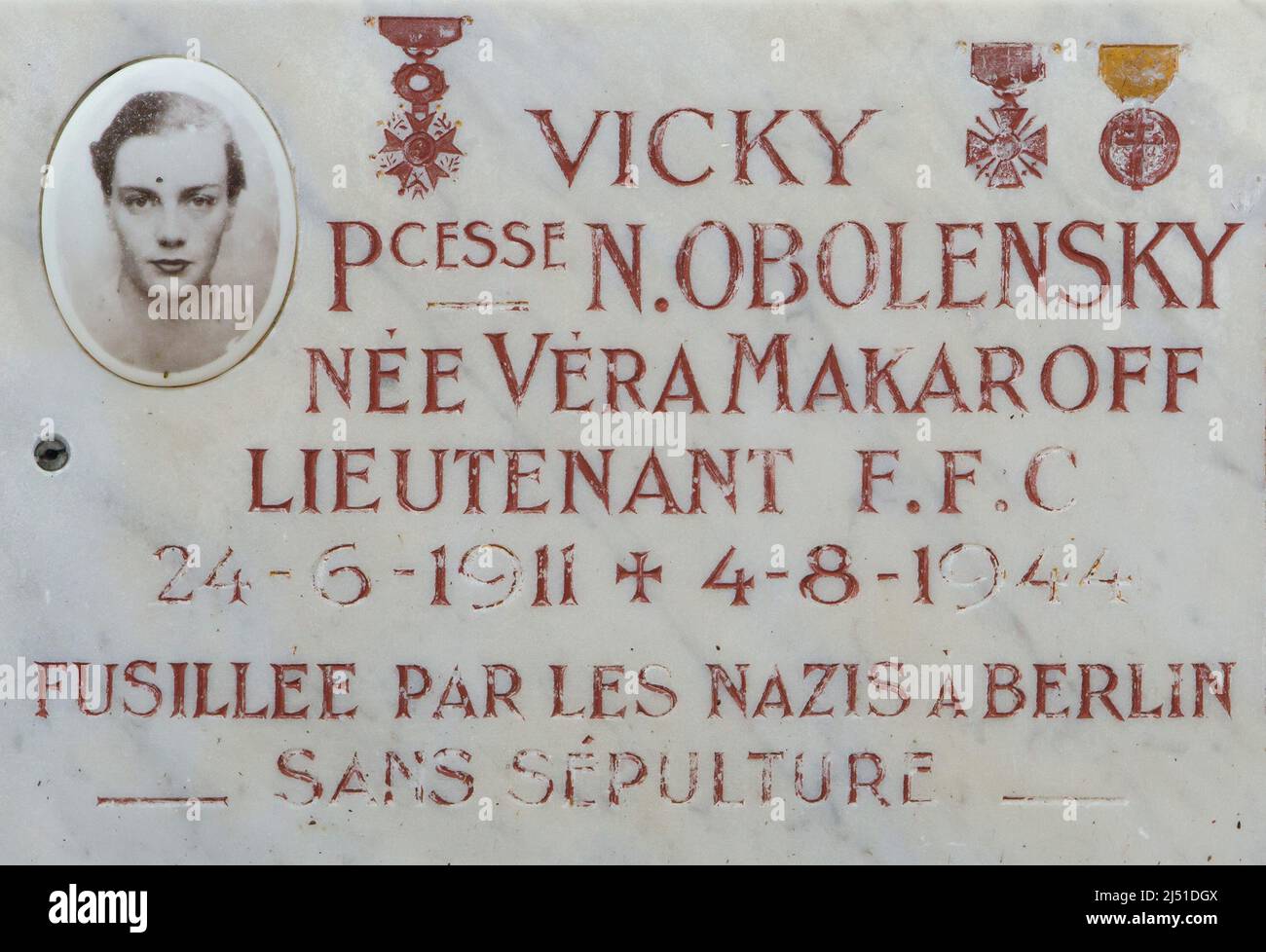 Plaque commémorative dédiée à la princesse russe Véra Obolensky (1911-1944) également connue sous le nom de Vicky Obolensky dans la chapelle commémorative dédiée aux émigrants blancs russes qui ont assisté à la résistance française pendant la Seconde Guerre mondiale au cimetière russe de Sainte-Geneviève-des-Bois (Cimetière russe de Sainte-Geneviève-des-Bois) près de Paris, en France. Banque D'Images