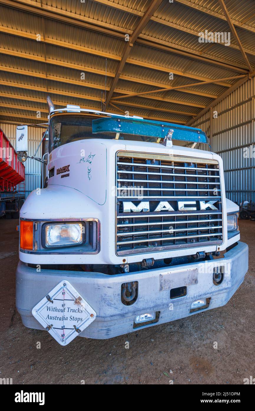 Avant d'un camion Mack avec un panneau sans camions arrêts Australie, Australie Banque D'Images