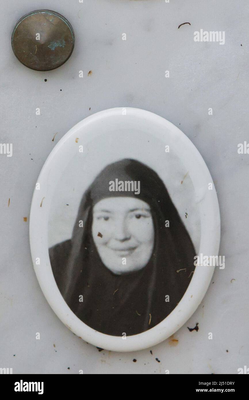 Maria Skobtsova (1891-1945), nobléwoman russe, également connue sous le nom de mère Maria, représentée dans la chapelle commémorative consacrée aux émigrants blancs russes qui ont assisté à la résistance française pendant la Seconde Guerre mondiale au cimetière russe de Sainte-Geneviève-des-Bois (Cimetière russe de Sainte-Geneviève-des-Bois) près de Paris, en France. Banque D'Images