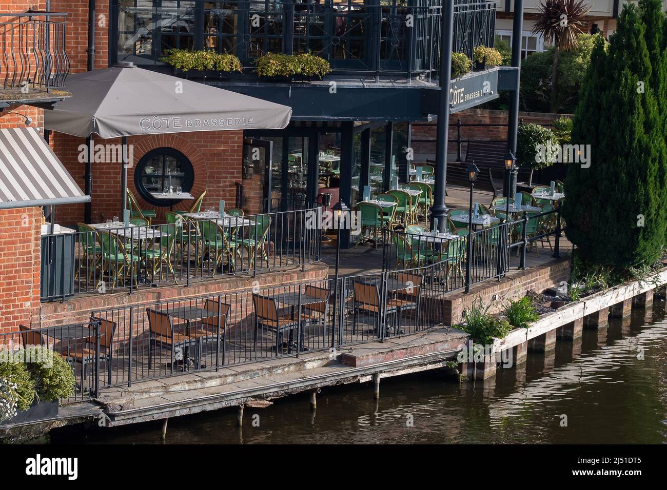 Eton, Windsor, Berkshire, Royaume-Uni. 19th avril 2022. Tables à l'extérieur de la Cote Brasserie à Eton. Après un beau week-end chaud de Pâques, les températures étaient plus fraîches aujourd'hui à 13 degrés ce matin. Crédit : Maureen McLean/Alay Live News Banque D'Images