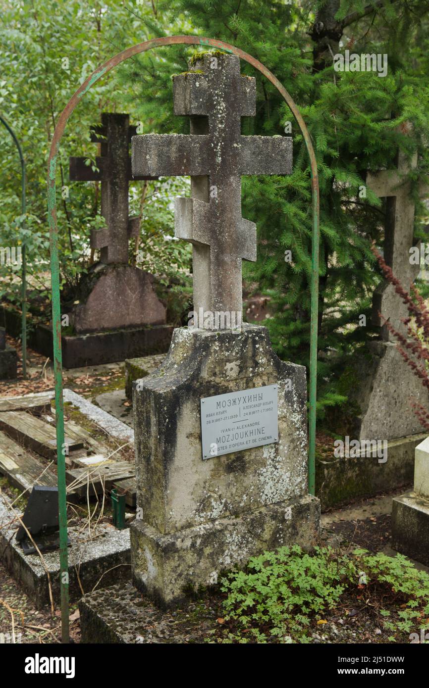 Tombe de l'acteur russe de cinéma muet Ivan Mosjoukine (1889-1939) et de son frère le chanteur d'opéra russe Alexander Mosjoukine (1878-1952) au cimetière russe de Sainte-Geneviève-des-Bois (Cimetière russe de Sainte-Geneviève-des-Bois) près de Paris, France. Banque D'Images