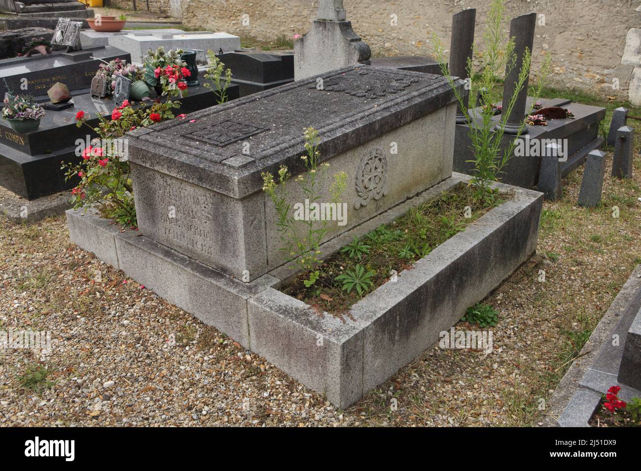 Tombe de la princesse Maria Tenisheva, artiste et philanthrope russe (1858-1928) au cimetière local de la celle-Saint-Cloud à Paris, France. La pierre tombale a été conçue par l'artiste russe Ivan Bilibin. Banque D'Images
