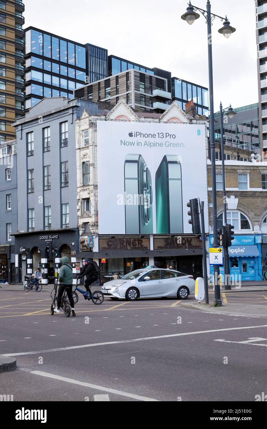 Apple Green iPhone 13 Pro publicité panneau commercial Street angle avec Norton Folgate intersection de trafic à Shoreditch Londres E2 UK KATHY DEWITT Banque D'Images