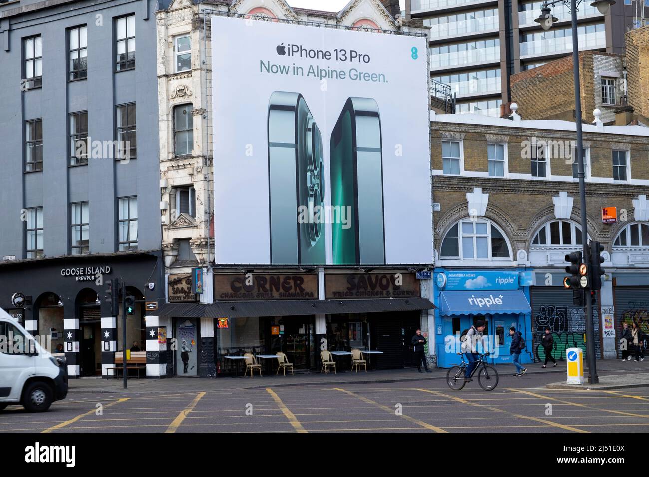 Apple Green iPhone 13 Pro publicité panneau commercial Street angle avec Norton Folgate intersection de trafic à Shoreditch Londres E2 UK KATHY DEWITT Banque D'Images