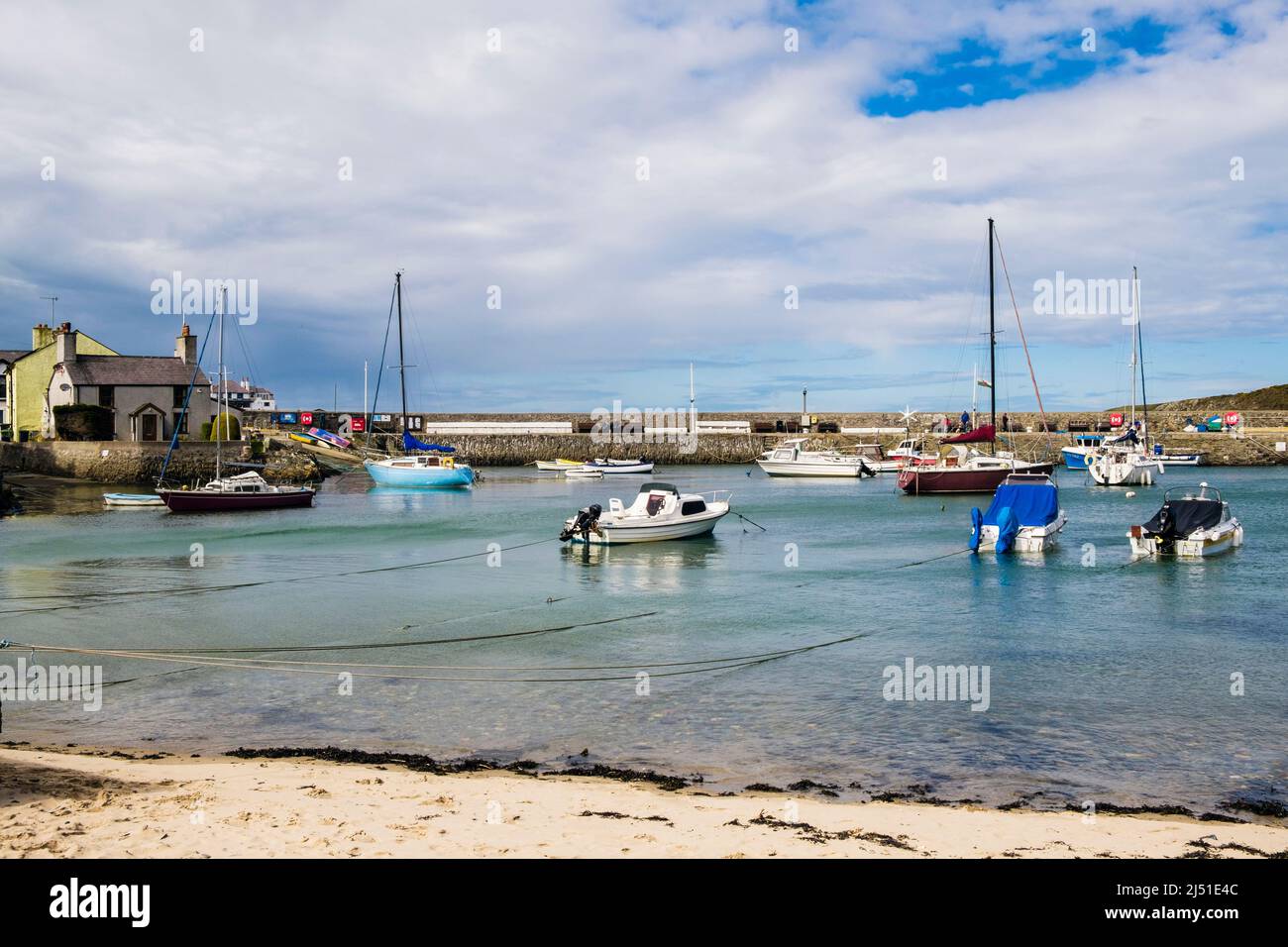 Les bateaux amarrés à Cemaes port à marée haute sur la côte nord. Cemaes Bay, Cemaes, Île d'Anglesey, pays de Galles du Nord, Royaume-Uni, Grande-Bretagne Banque D'Images