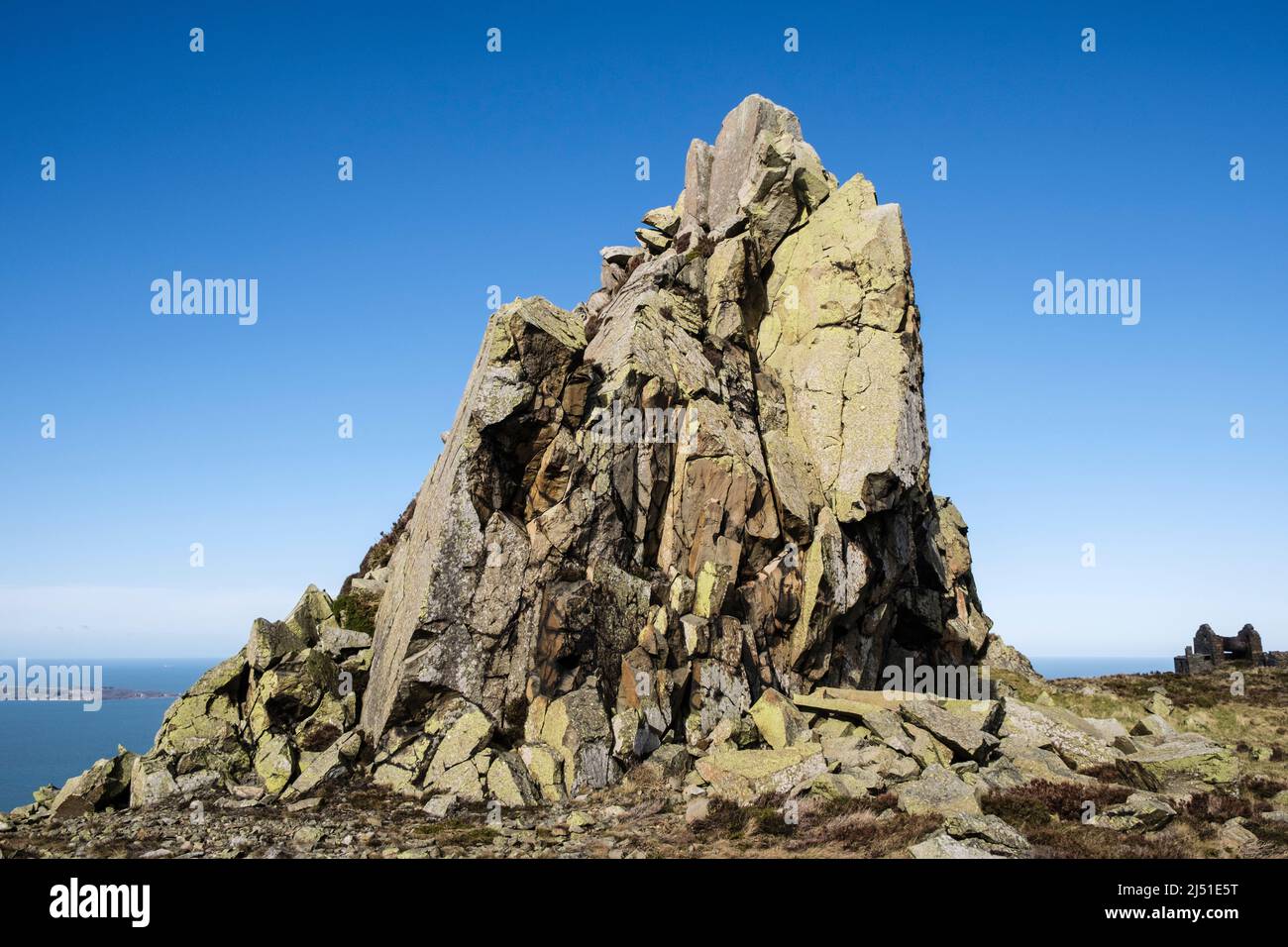 Affleurement rocheux dans la carrière de Penmaenmawr au-dessus de la côte nord. Llanfairfechan, Conwy, nord du pays de Galles, Royaume-Uni, Grande-Bretagne Banque D'Images