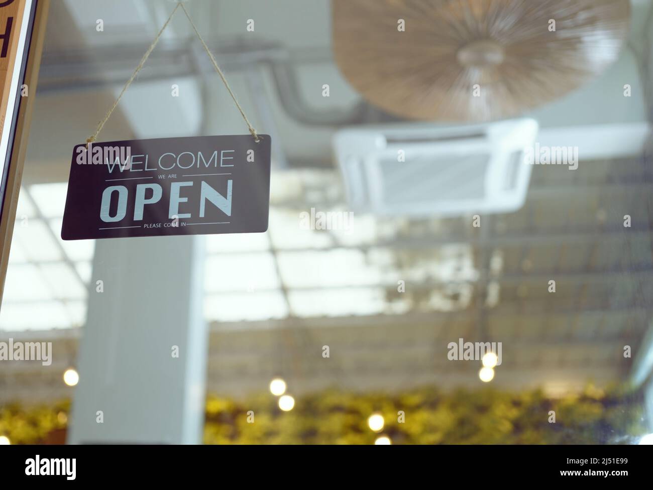 "Bienvenue nous sommes ouverts" dans un café ou un restaurant accroché à la porte d'entrée. Banque D'Images "Bienvenue nous sommes ouverts" dans un café ou un restaurant accroché à la porte d'entrée. Banque D'Images