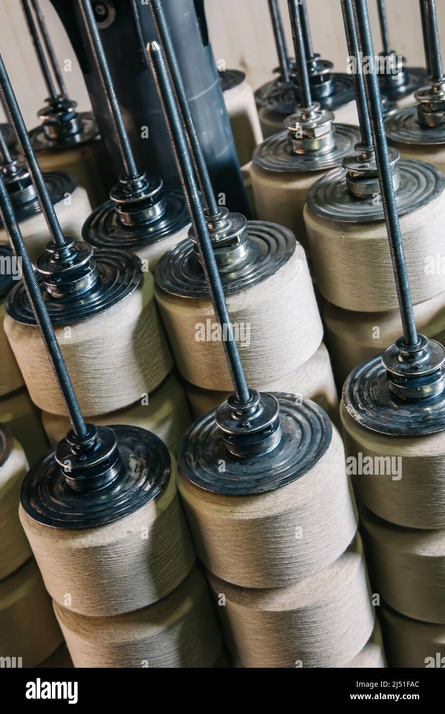 Fils ou fils de coton sur bobines de tubes à l'usine de fils de coton. Banque D'Images