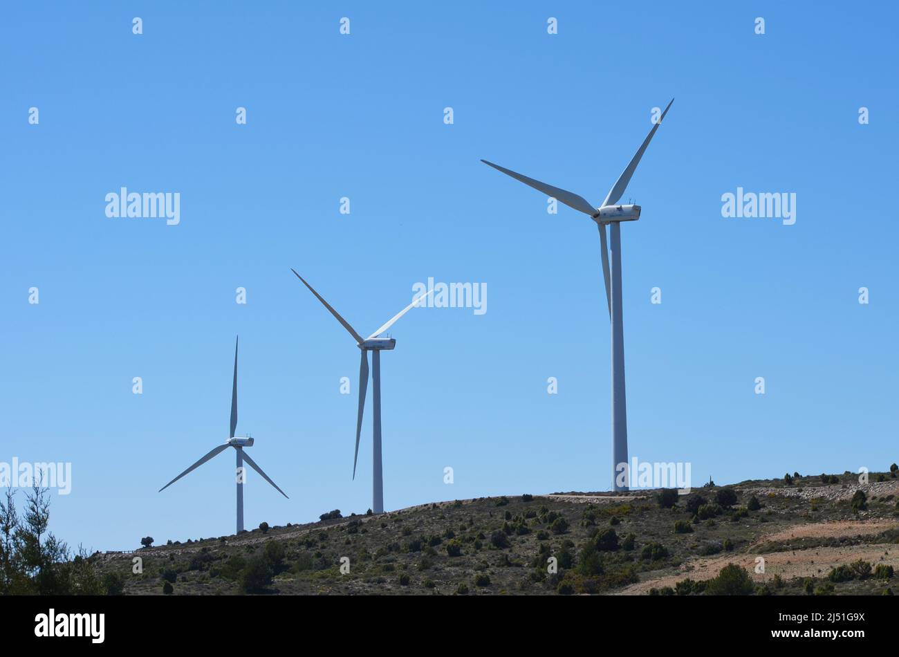 Tours d'éoliennes massives dans une zone montagneuse de la région de Valence, dans l'est de l'Espagne Banque D'Images