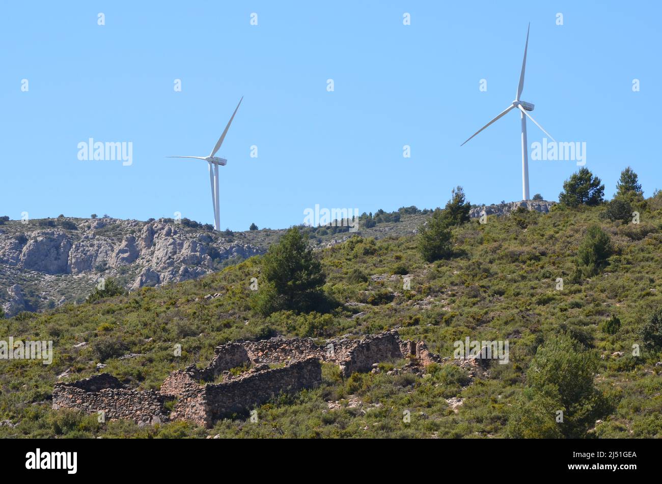 Tours d'éoliennes massives dans une zone montagneuse de la région de Valence, dans l'est de l'Espagne Banque D'Images