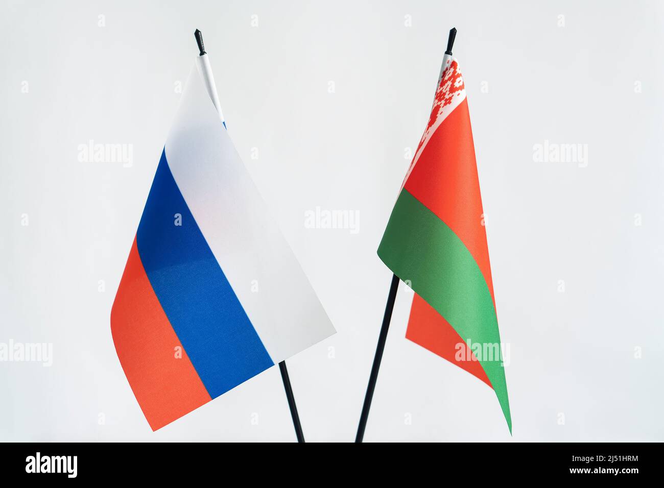 Drapeau d'Etat de la Russie et du Belarus sur fond clair. Concept de la Frendship entre pays Banque D'Images