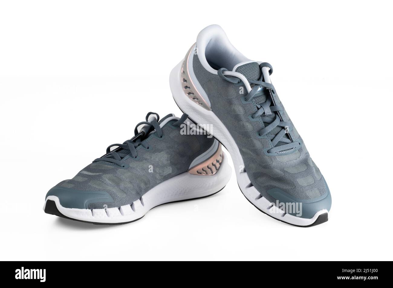Chaussures de course à pied sport bleues isolées sur fond blanc. Chaussures de course à pied sport bleues sur fond blanc. Chaussures de sport de couleur bleue Banque D'Images