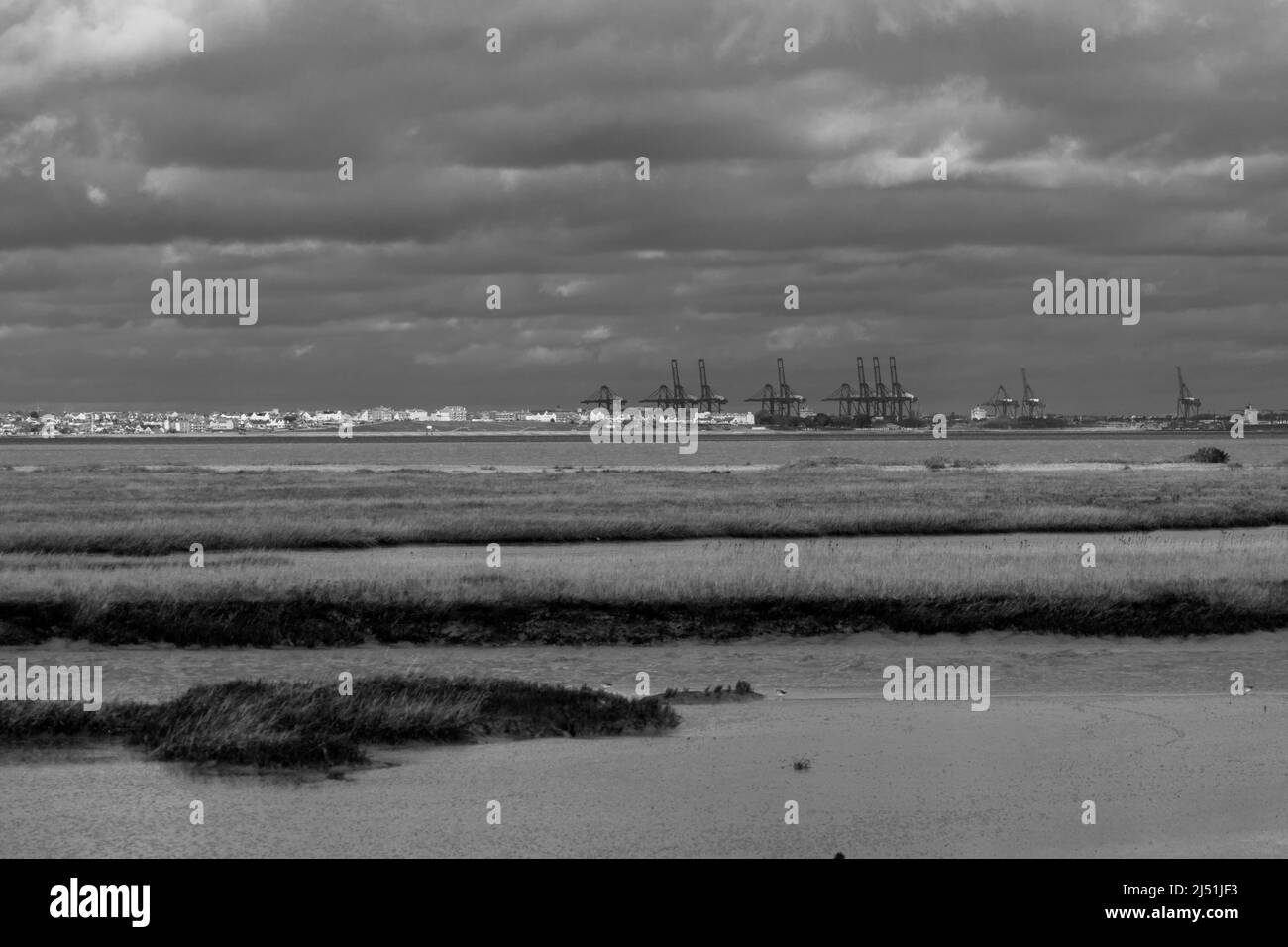 Harwich Dock grues et Dovercourt front de mer, pris de Naze Beach Essex Angleterre Royaume-Uni. Février 2022. Banque D'Images