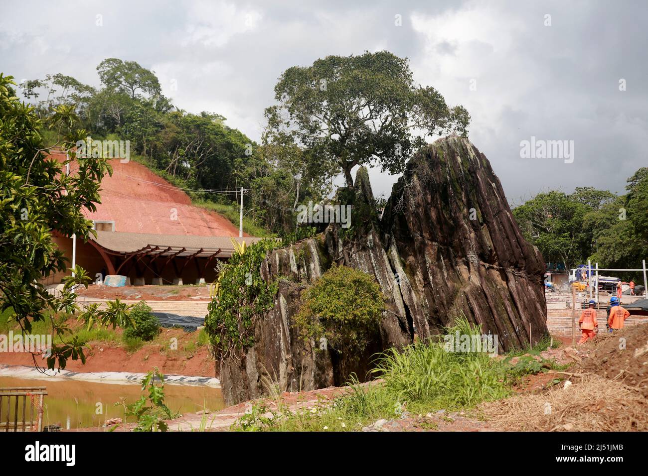 salvador, bahia, brésil - 27 janvier 2022 : vue sur les travaux de construction de Parque Pedra de Xango dans le quartier de Cajazeira dans la ville de sa Banque D'Images