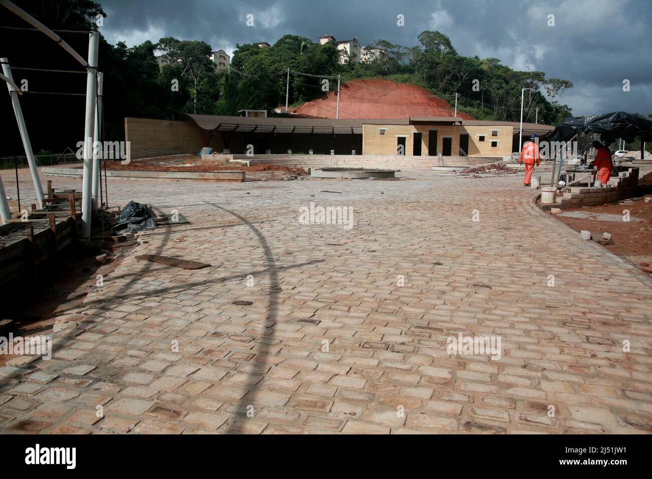 salvador, bahia, brésil - 27 janvier 2022 : vue sur les travaux de construction de Parque Pedra de Xango dans le quartier de Cajazeira dans la ville de sa Banque D'Images