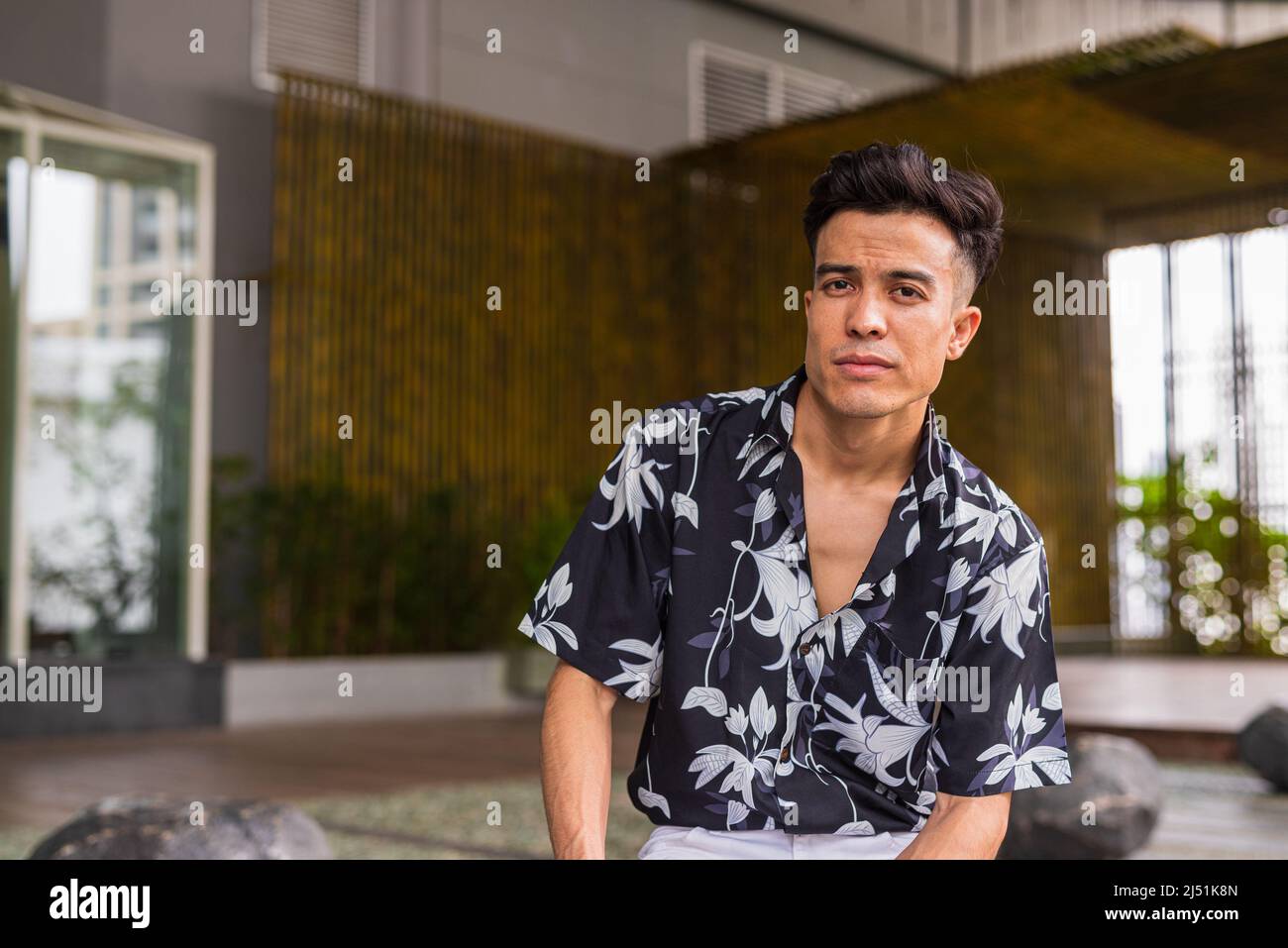 Portrait de beau jeune homme à l'extérieur pendant l'été Banque D'Images