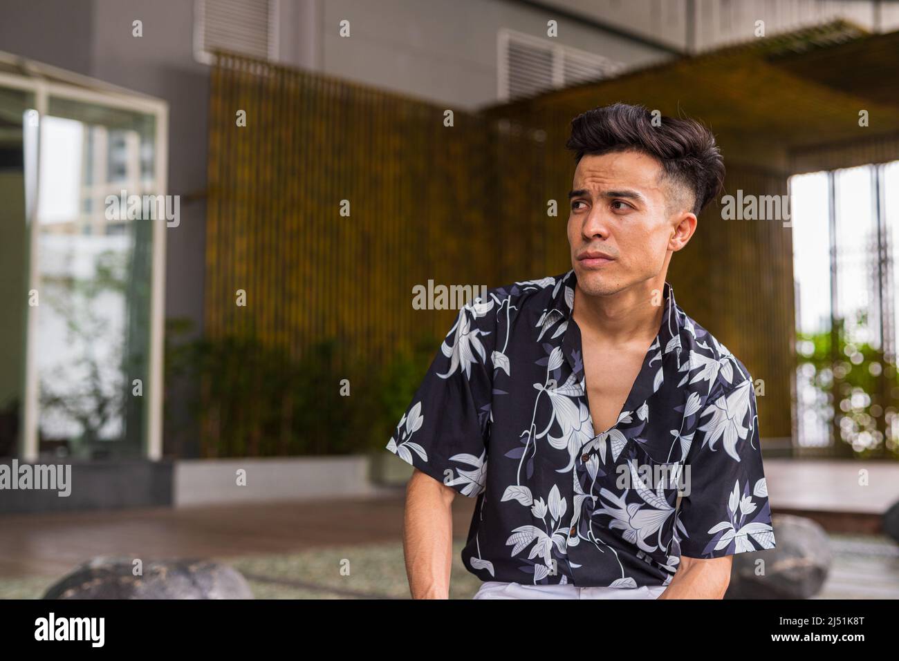 Portrait de beau jeune homme à l'extérieur pendant l'été Banque D'Images