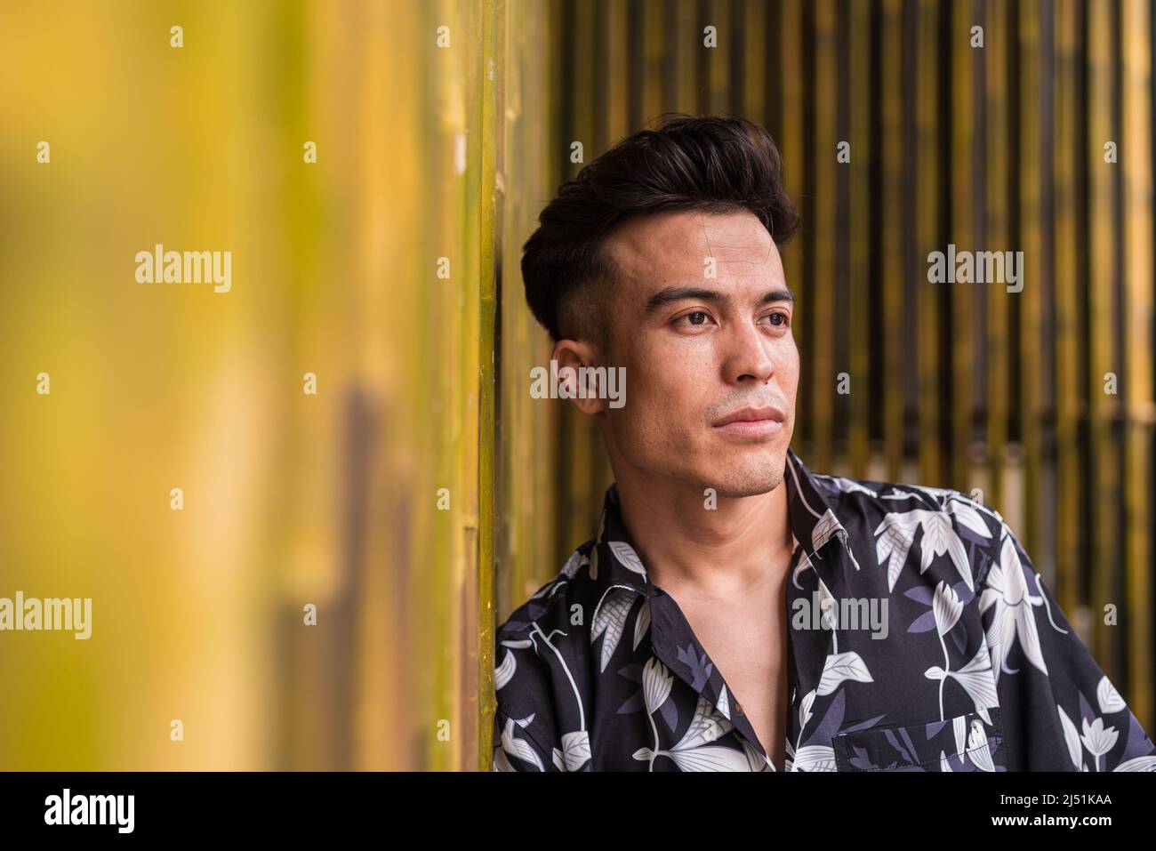 Portrait de beau jeune homme à l'extérieur pendant l'été Banque D'Images