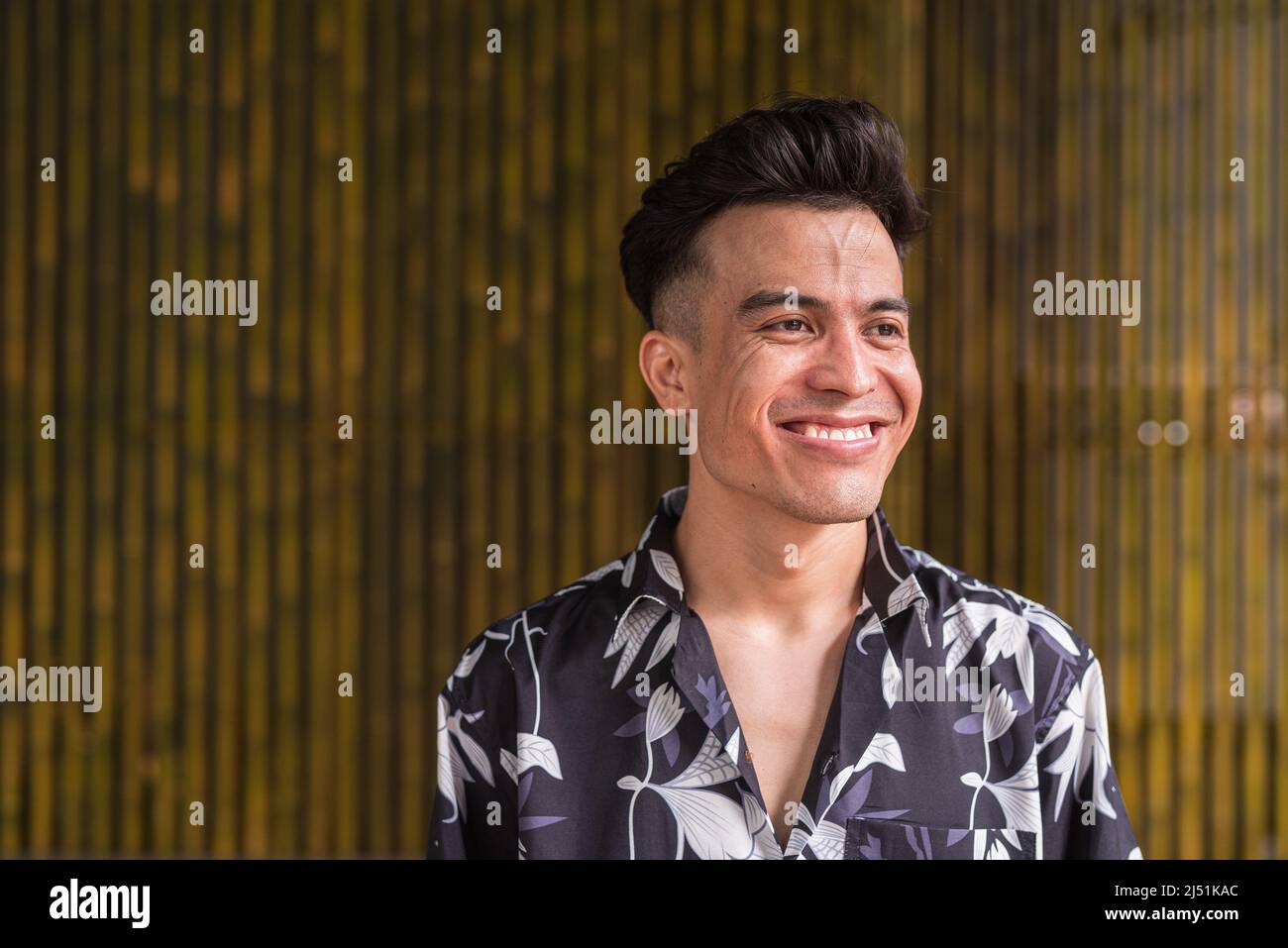Portrait de beau jeune homme à l'extérieur pendant l'été Banque D'Images