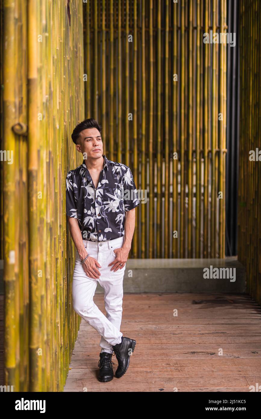 Portrait de beau jeune homme à l'extérieur pendant l'été Banque D'Images