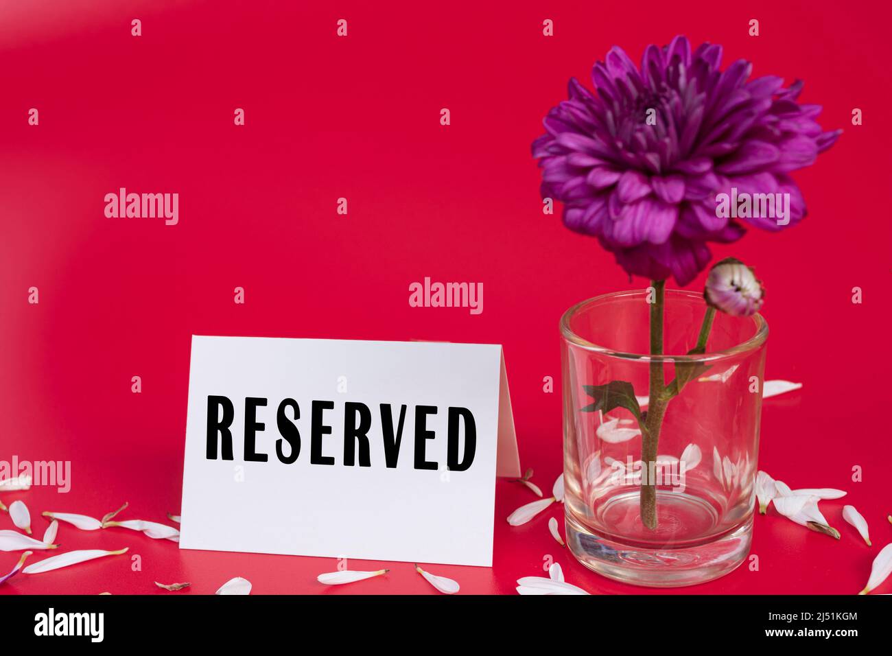 Une étiquette de réservation placée sur la table avec un fond rouge. Banque D'Images