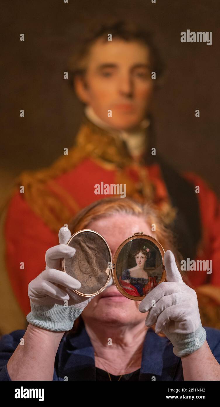 Apsley House, Londres, Royaume-Uni. 19 avril 2022. Wellington, les femmes et l'amitié : par des lettres, des portraits et des prêts de collections publiques et privées, Wellington, les femmes et l'amitié (21 avril-30 octobre 2022) présente une image intime d'une vie publique; révélant le cercle social, le mariage de Wellington et comment ses amitiés avec les femmes pourraient parfois provoquer des rumeurs et des potins. L'exposition présente environ 15 œuvres, dont des peintures, des miniatures, des dessins et des lettres précédemment invisibles ou publiées, ainsi que des dessins animés contemporains qui nous donnent une fenêtre sur le monde des potins des célébrités. Image : miniature Banque D'Images