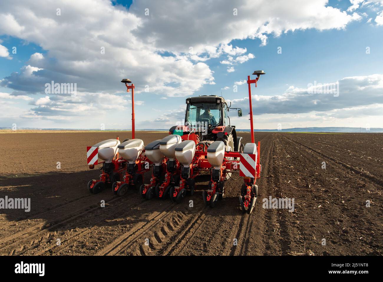 Machines agricoles - tracteur et semoir pour semer le maïs Banque D'Images
