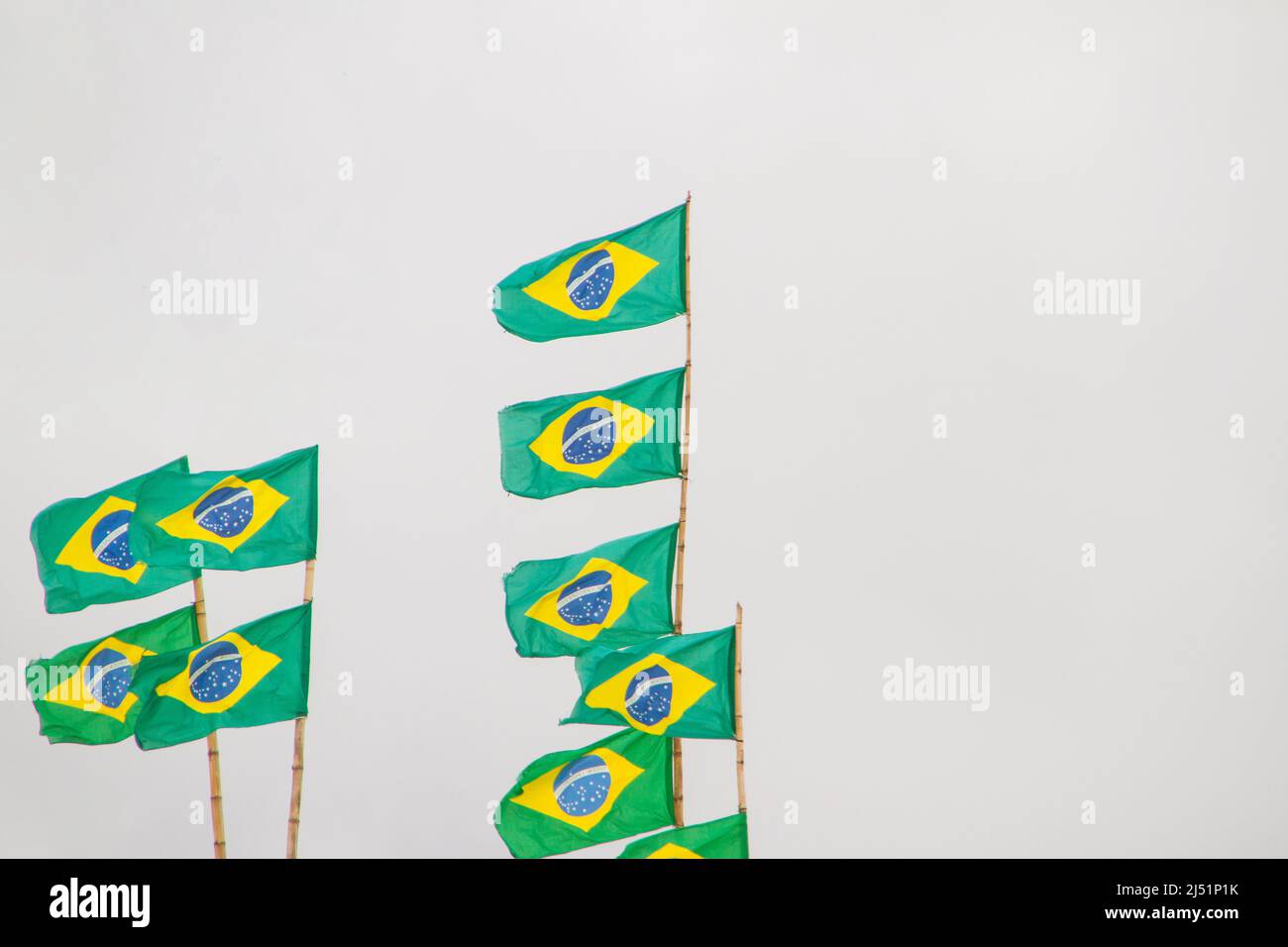 Drapeaux brésiliens à l'extérieur sur la plage de Copacabana à Rio de Janeiro. Banque D'Images