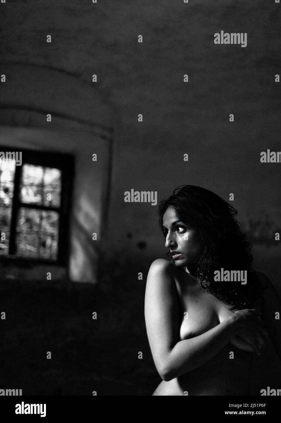 Modèle né en Inde pose pour une photo noir et blanc très sensuelle (budoir) en Italie Banque D'Images