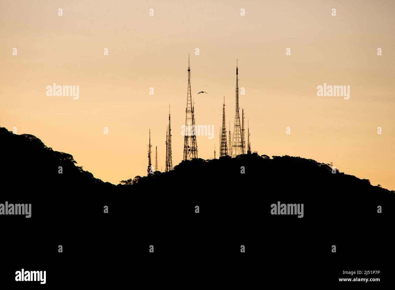 Silhouette des antennes de sumare avec un beau ciel orange, vue depuis le quartier de la lagune à Rio de Janeiro. Banque D'Images