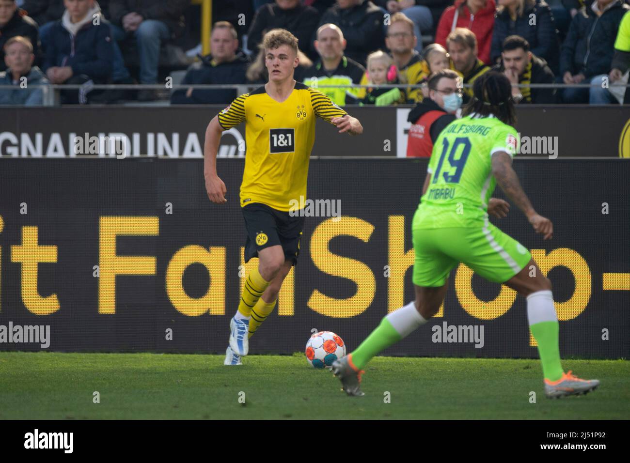 Tom Alexander ROTHE (DO) contre Kevin MBABU (WOB), action, duels, football 1st Bundesliga, 30th match day, Borussia Dortmund (DO) - VfL Wolfsburg (WOB) 6: 1, le 16th avril 2022 à Dortmund/Allemagne. #La réglementation DFL interdit toute utilisation de photographies comme séquences d'images et/ou quasi-vidéo # ÃÂ Banque D'Images