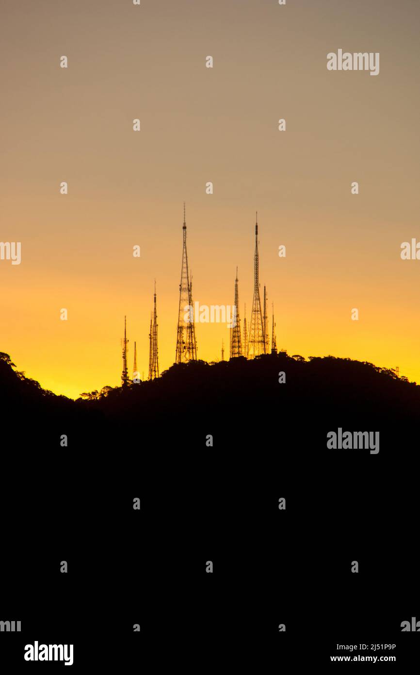 Silhouette des antennes de sumare avec un beau ciel orange, vue depuis le quartier de la lagune à Rio de Janeiro. Banque D'Images
