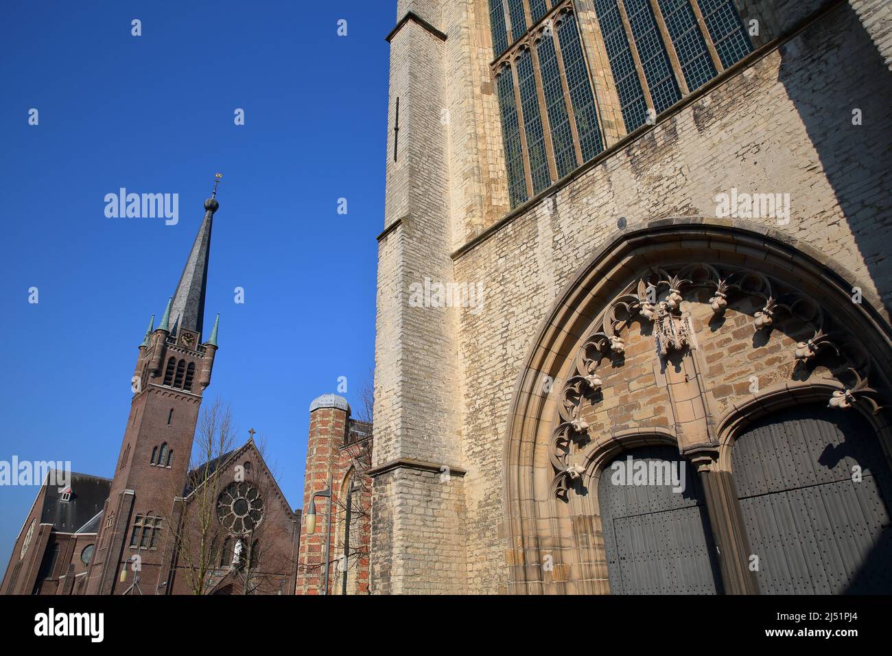 Église catholique Sainte Maria Magdalena à Goes, Zélande, pays-Bas, avec Grote de Maria Magdalenakerk en premier plan Banque D'Images