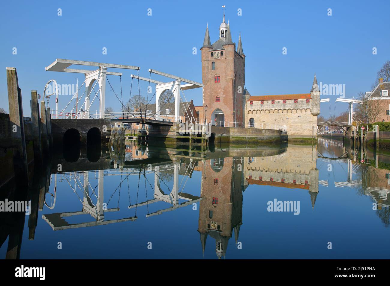 Réflexions de Zuidhavenpoort, la porte du port sud, avec un pont-levis, Zierikzee, Zélande, pays-Bas Banque D'Images