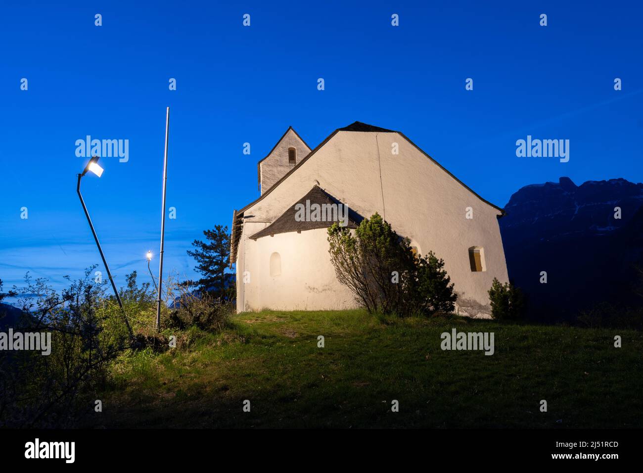 Berschis, Suisse, le 13 avril 2022 chapelle Saint-Georges illuminée au sommet d'une colline la nuit Banque D'Images