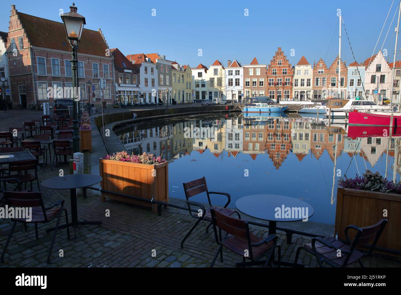 Réflexions de maisons médiévales historiques et de bateaux à voile amarrés à Goes Harbour, Goes, Zeeland, pays-Bas Banque D'Images