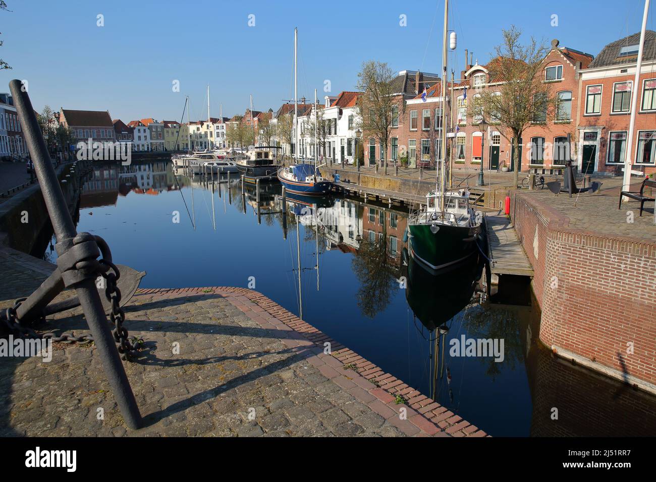 Réflexions de maisons médiévales historiques et de bateaux à voile amarrés à Goes Harbour, Goes, Zeeland, pays-Bas Banque D'Images
