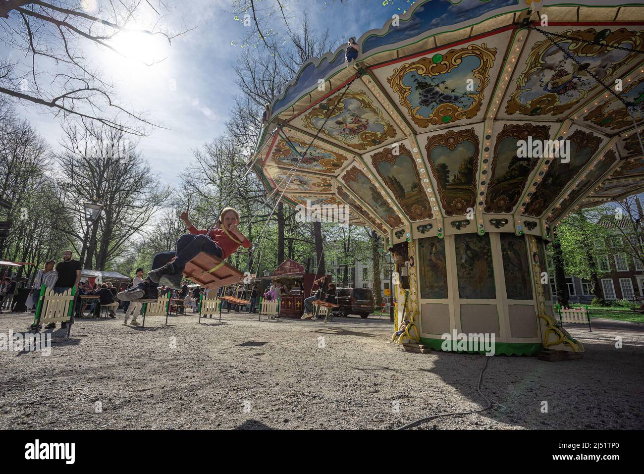 La Haye, pays-Bas. 18th avril 2022. Les enfants et les adultes se promenez sur un carrousel traditionnel en bois le lundi de Pâques sur le Lange Voorthout. Le dernier jour de la foire de Pâques et du marché de fuite sur le Lange Voorthout à la Haye. Crédit : SOPA Images Limited/Alamy Live News Banque D'Images