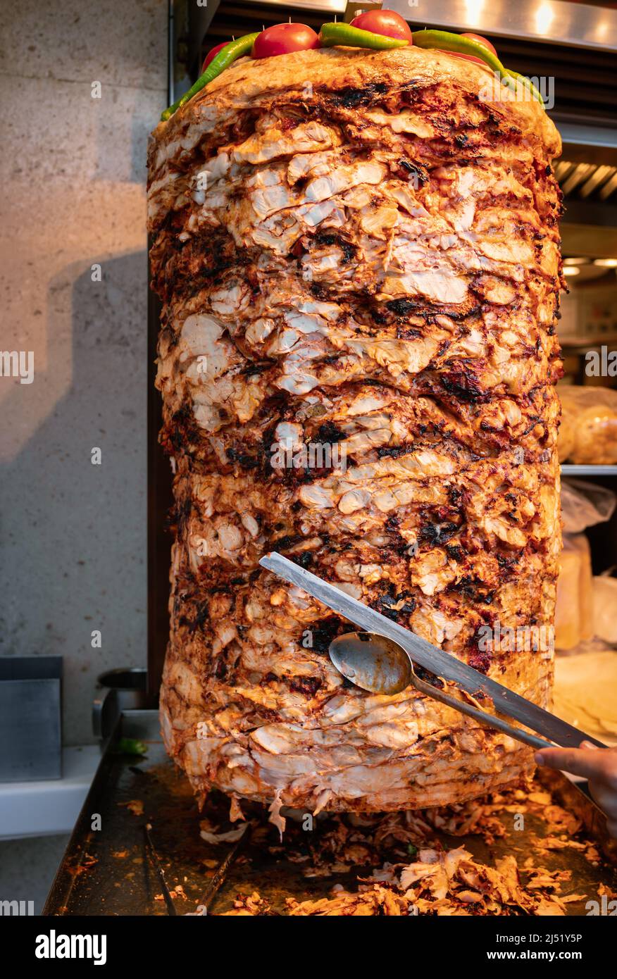 Chef coupant de la viande d'agneau grillée à partir de la broche rotative  faisant de la cuisine traditionnelle turque de rue Doner Kebab (Shawarma ou  Gyros dans d'autres cultures) à Istanbul Photo