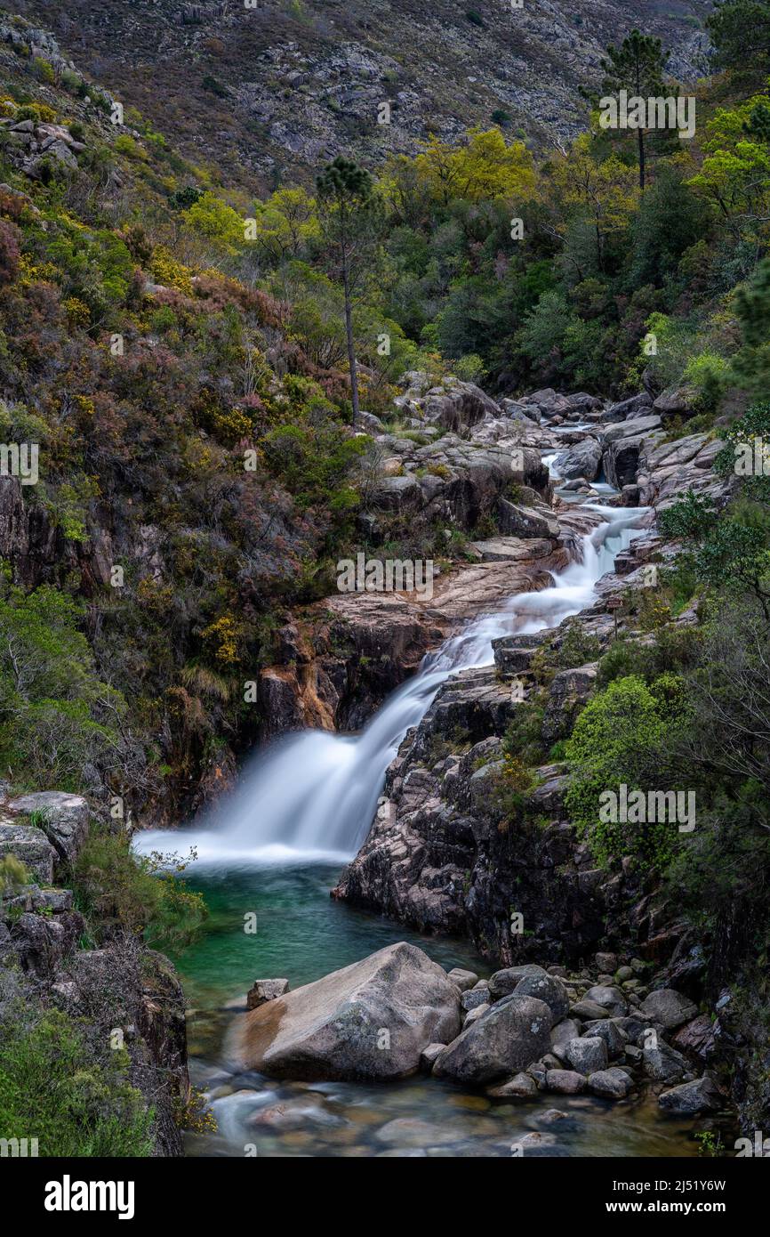 Vue sur la cascade Cascata de Portela do Homem dans le parc national de Peneda-Geres au Portugal Banque D'Images