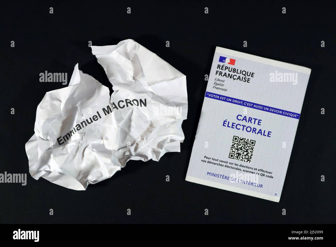 La carte électorale et le bulletin de vote Macron ont été écrasés, déchirés. 2022 vote. Banque D'Images