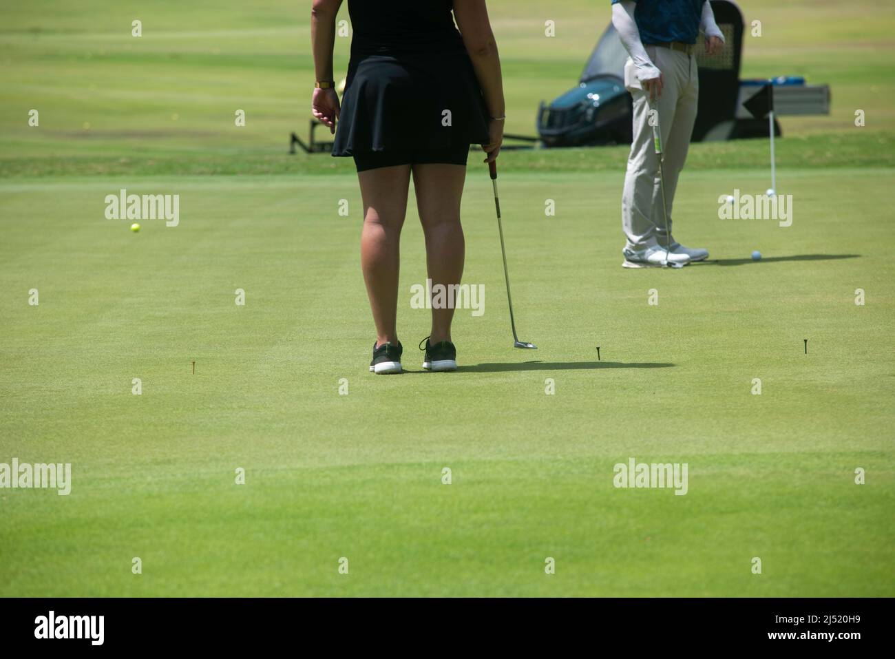 Une photo d'une femme active jouant au golf au Mexique Banque D'Images