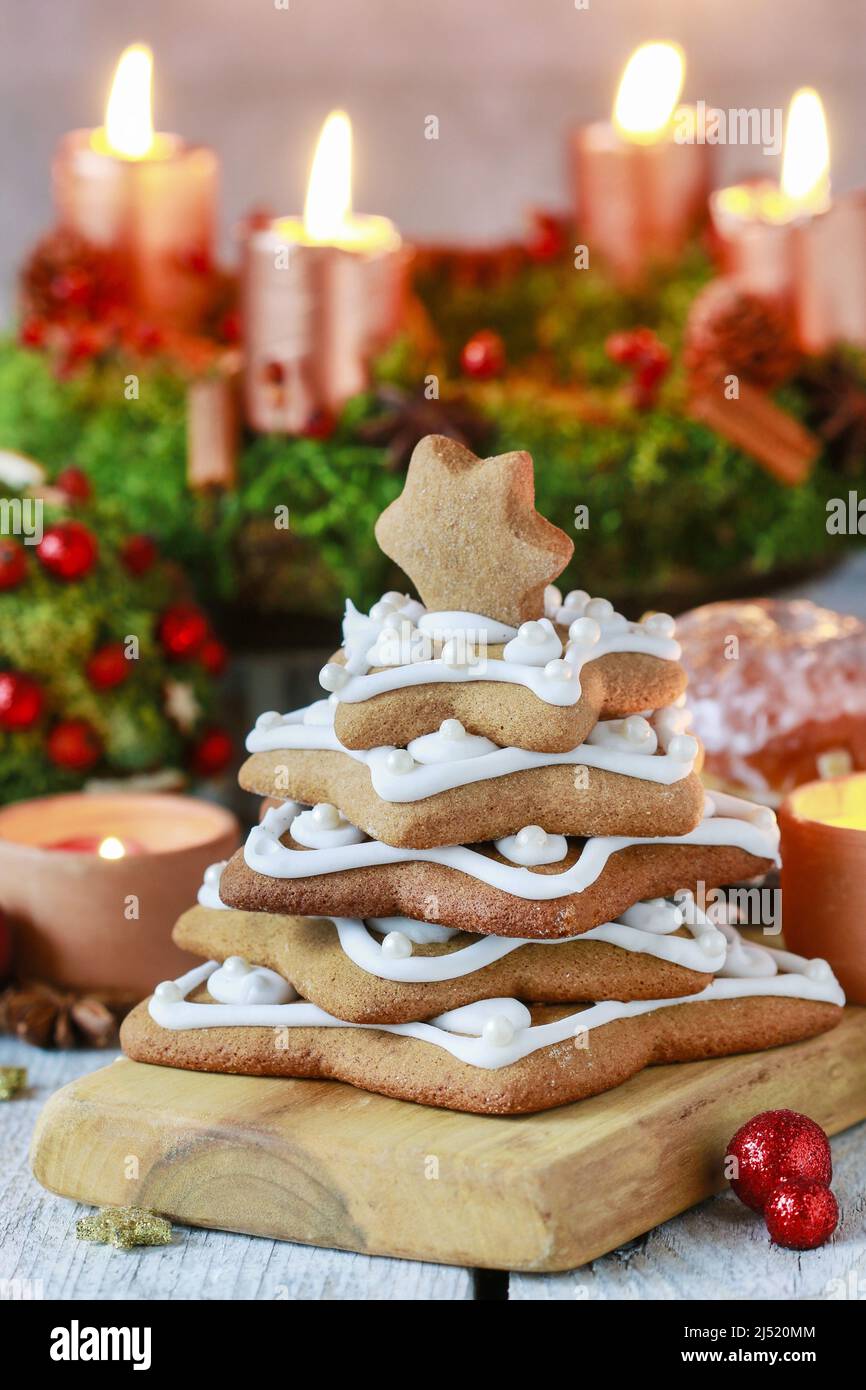 Arbre de noël en pain d'épice. Dessert festif. Banque D'Images