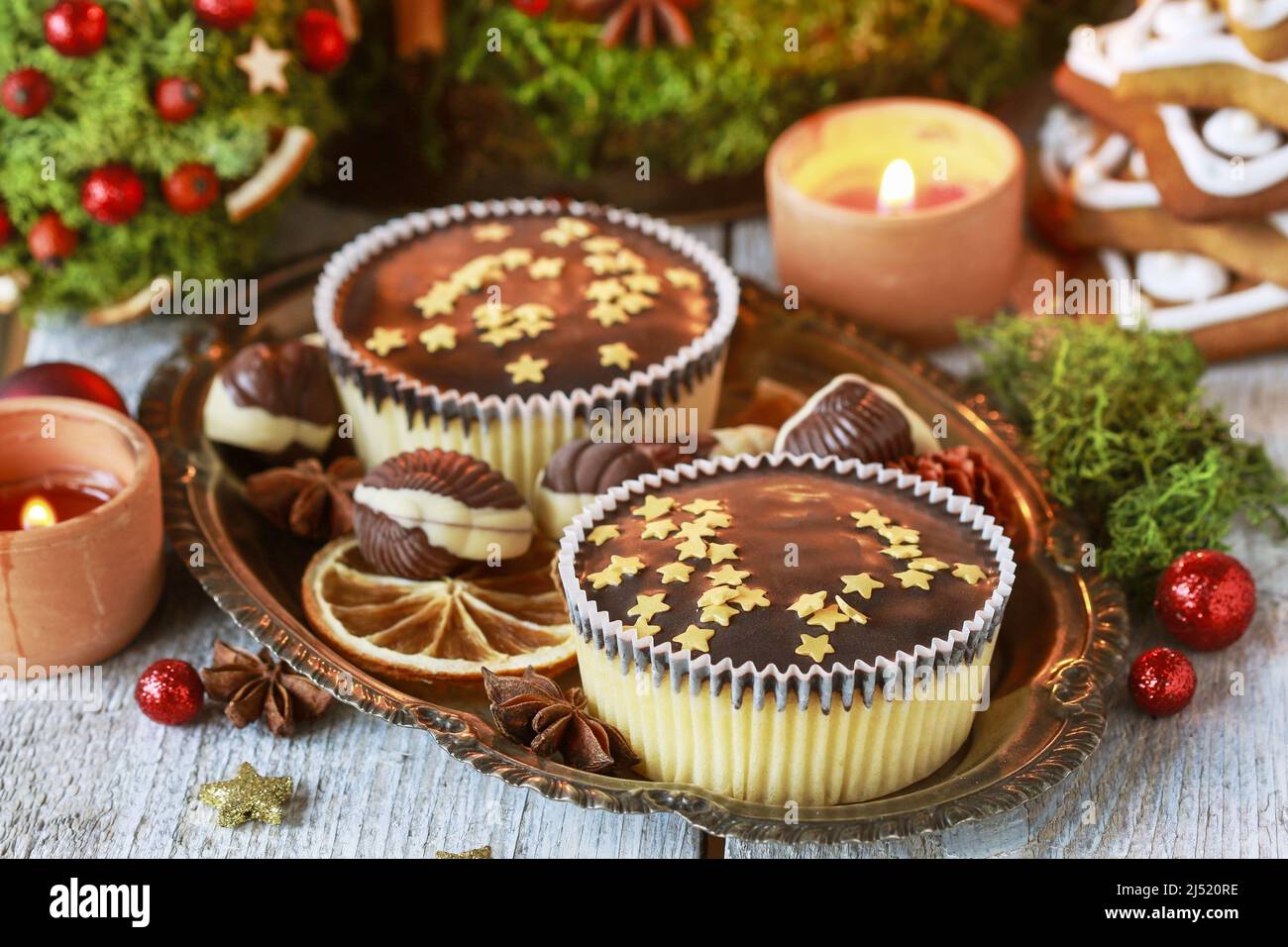 Biscuits de Noël au chocolat décorés de minuscules étoiles comestibles. Dessert de fête Banque D'Images