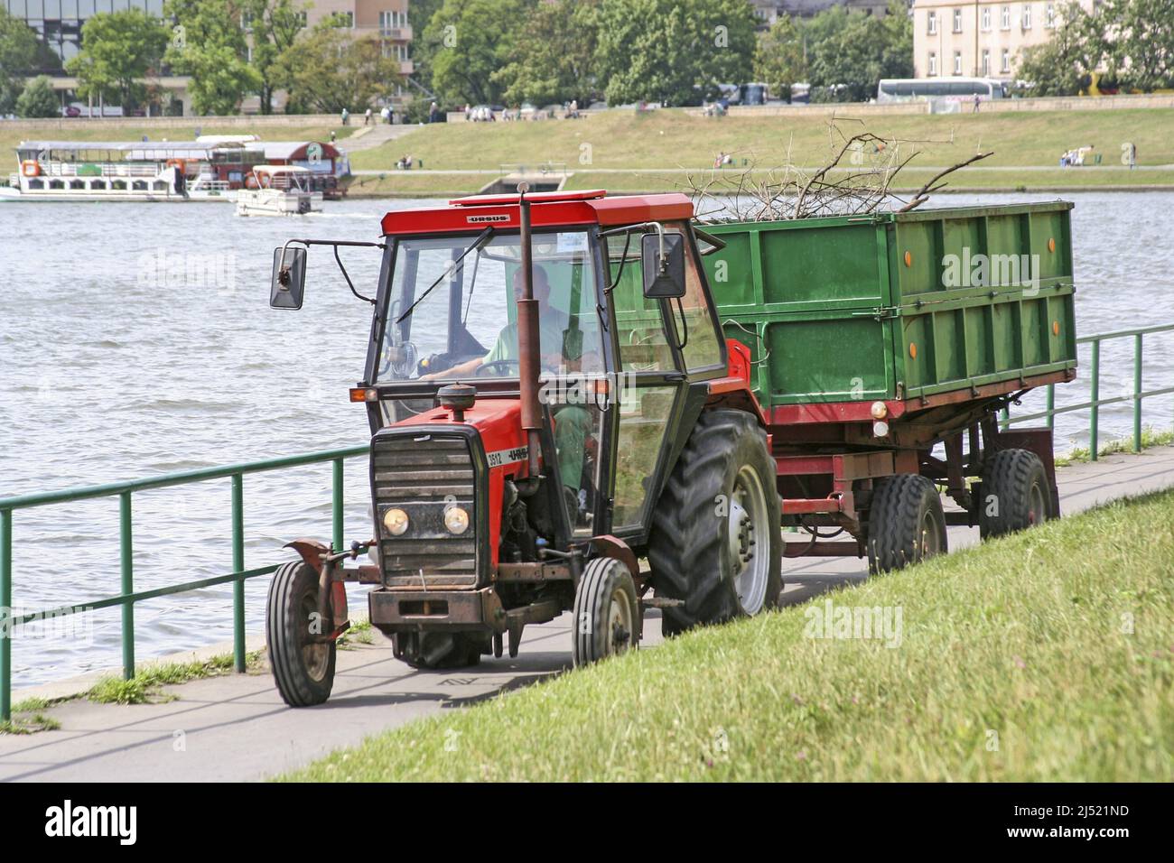 Tracteur de nettoyage de pourriels à Cracovie, en Pologne. Banque D'Images